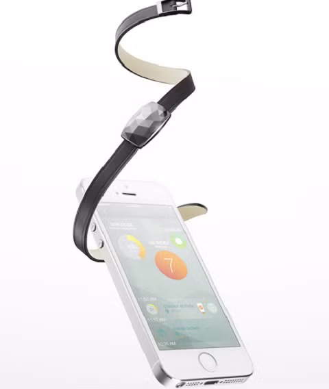  8. Vòng tay kết nối Netatmo JUNE. Hãng Netatmo (Pháp) cung cấp một thiết bị kết nối ngạc nhiên : JUNE có khả năng đo bức xạ ánh sáng mặt trời. Dành cho phụ nữ, thiết bị khuyên bạn tự bảo vệ mình tốt hơn trước những tác động của ánh nắng mặt trời hàng ngày. Thanh lịch, sản phẩm được giấu trong một chiếc vòng tay xinh xắn như đồ sức do Camille Toupet thiết kế, và có 3 phiên bản (màu vàng, bạch kim và súng canon). Thiết bị được bán với giá 95 euro, và làm việc với một ứng dụng điện thoại di động chuyên dụng.