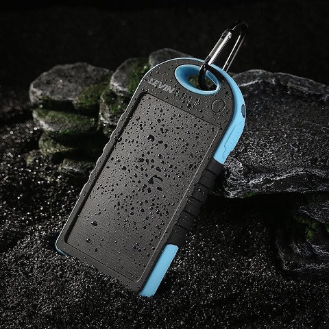  7. Pin sạc ngoài Levin 12 000mAh. Pin sạc ngoài thật cần thiết, đảm bảo cho bạn không bao giờ rơi vào tình trạng cạn kiệt pin ! Với công suất 12.000 mAh, sạc thông qua một bảng điều khiển năng lượng mặt trời, và hứa hẹn sạc khoảng 1.000 lần. Khả năng chịu nước, chống sốc, thiết bị lý tưởng cho những cuộc đi phượt hoặc đi cắm trại ngoài trời. Giá : 40 euro.