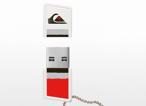  9. USB PNY Quiksilver. Không thể đi nghỉ mà không mang theo một USB chất lượng tốt. Nó sẽ được dùng để lưu trữ một số bộ phim, một số file nhạc, các tập tin cá nhân của bạn. Sự lựa chọn của chúng tôi là USB Quiksilver của PNY Quiksilver. Nhỏ gọn và có khả năng chống sốc, nó cung cấp một tốc độ ghi lên tới 8 MB/s và tốc độ đọc lên đến 25MB/s. USD này được bán với giá 16 euro cho phiên bản 16GB.