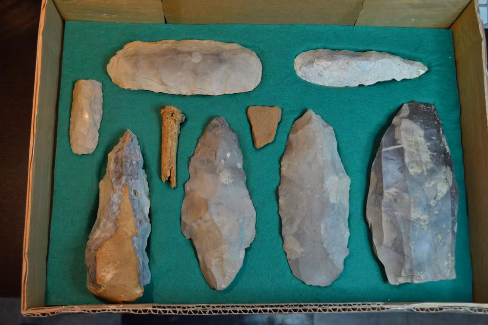 Những hiện vật được tìm thấy ở mỏ đá lửa Spiennes rất đa dạng từ các tảng đá lửa có kích thước lớn, các dụng cụ dùng để khai thác đá cho tới đồ gốm và đồ kim loại.