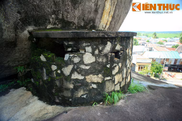 Ngày nay tại khu danh thắng vẫn còn lưu giữ một số công trình quân sự cũ cùng dấu tích chiến tranh là hàng trăm vết đạn lỗ chỗ hằn lên nhiều tảng đá.