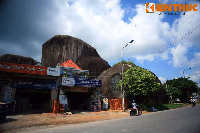 Với sự cảnh quan độc đáo hiếm có, khu danh thắng Đá Chồng Định Quán là điểm đến không nên bỏ qua của du khách khi ghe thăm mảnh đất Đồng Nai.