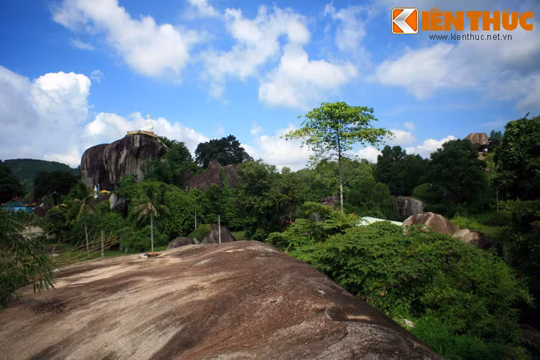 Đây là một vùng núi đá có diện tích hơn 8ha, độ cao trung bình trên 100m so với mực nước biển, thành phần chủ yếu là đá Granodiopit (đá hoa cương).