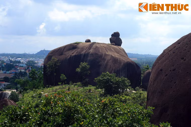 Gắn với hình dáng kỳ lạ của các núi đá là nhiều truyền thuyết nhuốm màu kỳ bí được người dân địa phương truyền miệng đời này qua đời khác.