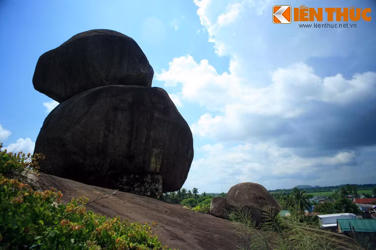 Người xưa đã sống tại đây và để lại những dấu tích kiến trúc gạch nung, bổ sung cho danh mục các kiến trúc Óc Eo – Phù Nam ở thềm cao nguyên Đông Nam bộ, khẳng định sự hiện diện một vương quốc cổ có liên hệ tới nền văn hóa Óc Eo.