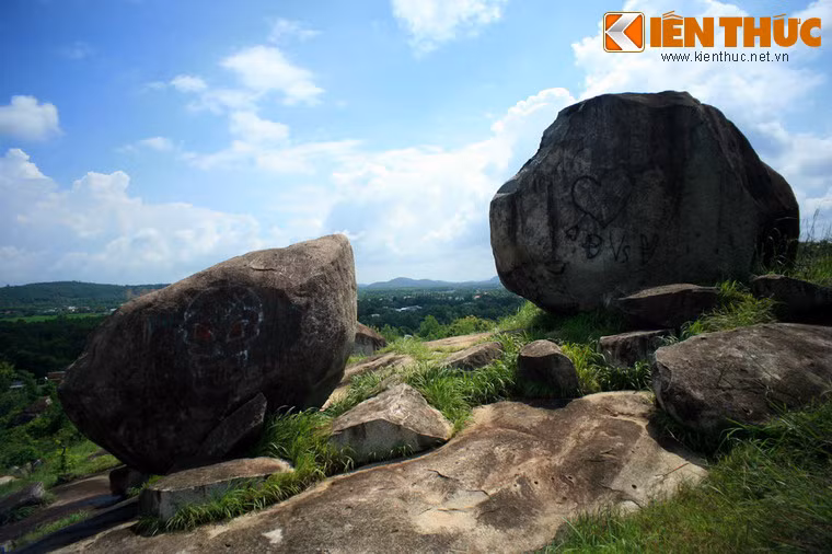 Phía Tây Bắc là cụm núi được người dân địa phương gọi là Hòn Dĩa. Nơi đây có những khối lớn nằm trên những hòn đá nhỏ hơn nhiều lần, như thể được sắp đặt bởi bàn tay của một người khổng lồ bí ẩn.