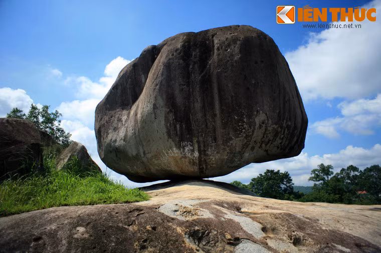 Có những tảng được sắp xếp cực kỳ khéo léo, chồng lên nhau một cách chông chênh như thể sẵn sàng đổ sập chỉ dưới một tác động nhẹ.