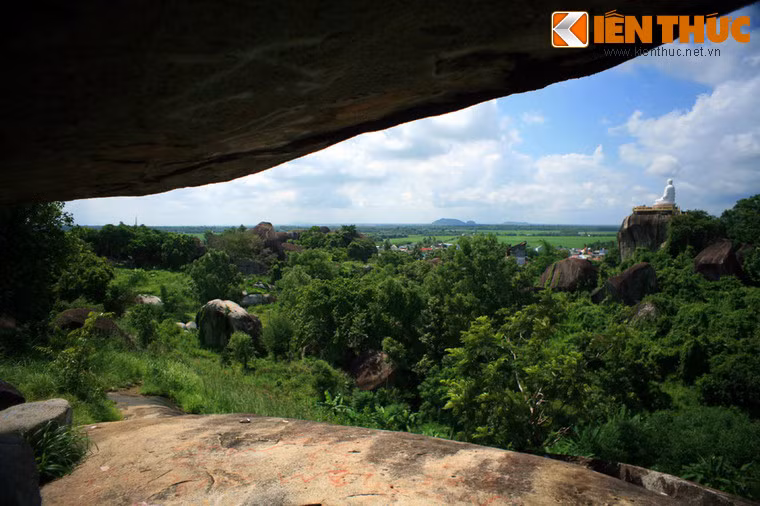 Nằm ven Quốc lộ 20 thuộc địa phận huyện Định Quán, tỉnh Đồng Nai có một thắng cảnh thiên nhiên độc đáo nổi tiếng cả nước. Đó là khu danh thắng Đá Chồng Định Quán.