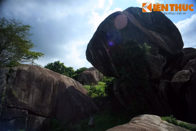 Bên cạnh đó, quần thể Đá Chồng Định Quán còn là nơi lưu lại những dấu tích của cuộc sống người tiền sử. Tại đây, dưới các mái đá, ven các khe suối và cả các sườn dốc ven thung lũng đã phát hiện nhiều công cụ sản xuất, sinh hoạt của người xưa bằng đá, đồng, đất nung.