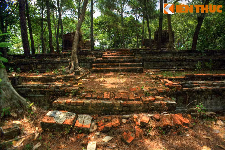 Trong khuôn viên lăng Minh Mạng ở Huế ngày nay vẫn tồn tại dấu tích của một công trình cổ có quy mô khá bề thế và vai trò khá đặc biệt.