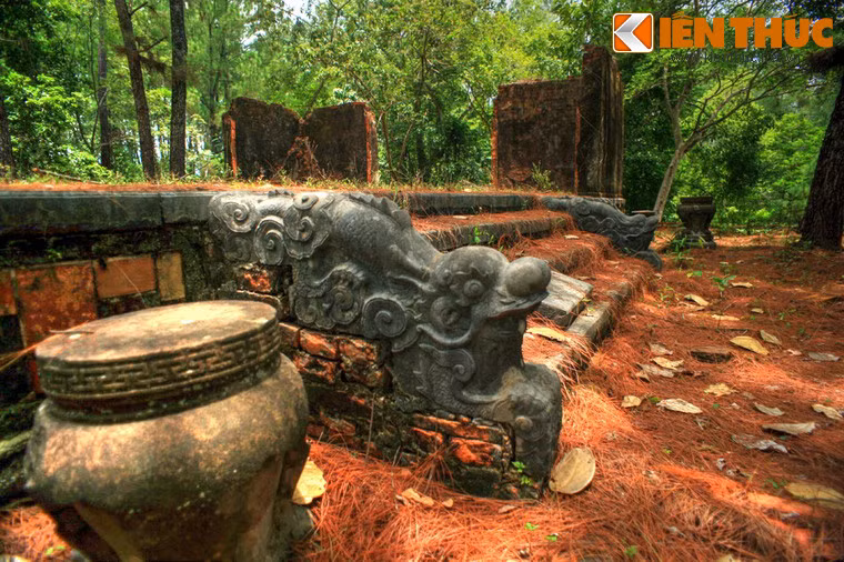 Những gì còn lại của công trình này chỉ là nền móng, một số bức tường đổ nát cùng các di vật còn lại như đôi rồng đá ở cổng chính, các bệ cột...