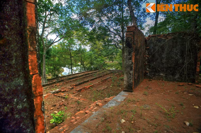 Đền đầu thế kỷ 20, Linh Phương Các bị bỏ hoang hoàn toàn và hư hỏng dần theo thời gian.