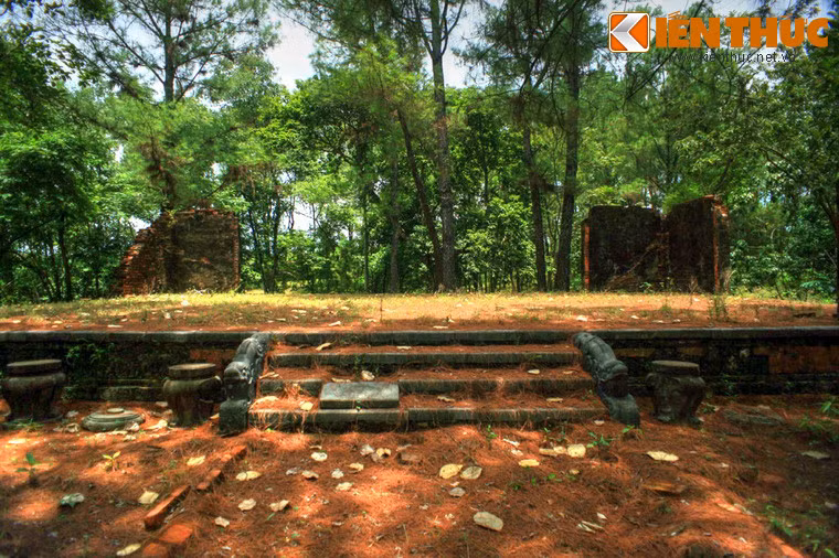 Đó là Linh Phương Các, nơi sinh hoạt, nghỉ ngơi của vua Minh Mạng với các phi tần mỗi khi nhà vua lên thăm lăng.