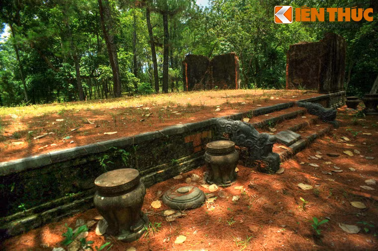 Công trình này được xây dựng trên Khải Trạch Sơn, một ngọn đồi thấp nằm ở phía Bắc của khuôn viên lăng Minh Mạng.