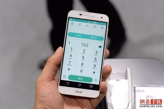 Máy được trang bị màn hình hiển thị 5,5 inch độ phân giải Full HD 1080p, sử dụng bộ xử lý 64 bit tám nhân Snapdragon 615...