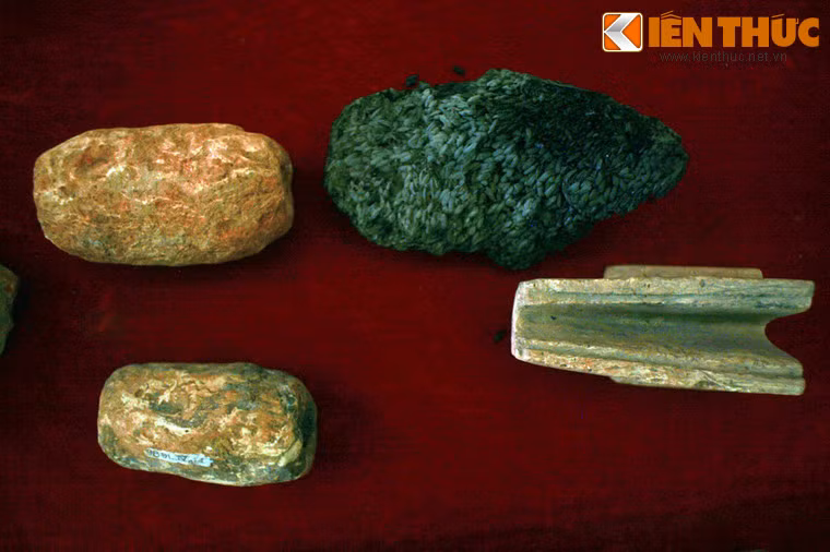 Một số hiện vật phản ánh cuộc sống của người Việt dưới triều Đinh: Chì lưới, thuyền tán thuốc bằng đất nung, những hạt gạo cháy.