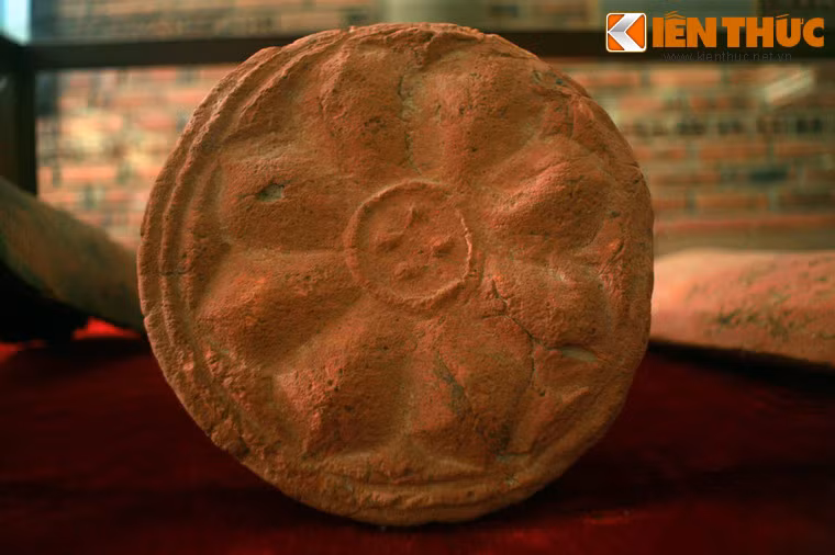 Ngói ống trang trí hình hoa sen.