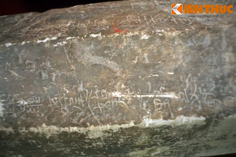 Kinh Phật trên cột đá do hoàng tử Đinh Liễn - con trai vua Đinh Tiên Hoàng cho khắc trong khoảng năm 973-979.