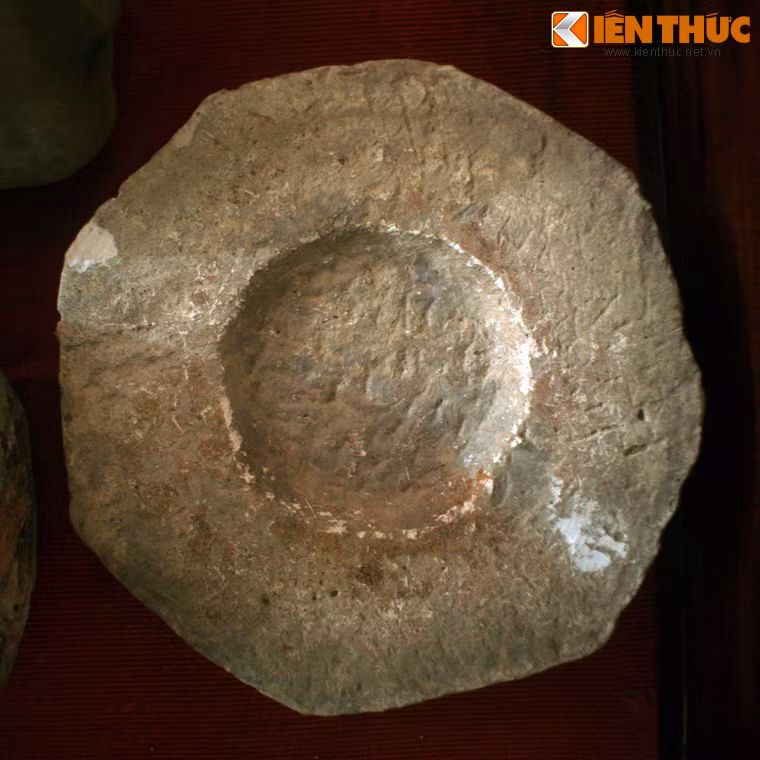 Phần chân đế của cột kinh Phật.