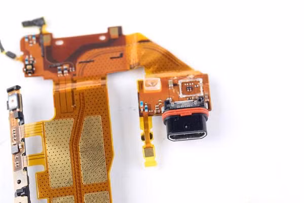 Xperia Z4 chống nước mà không cần nắp đậy USB và đây là lý do: Một lớp cao su bao quanh cổng microUSB ngăn nước vào bên trong.