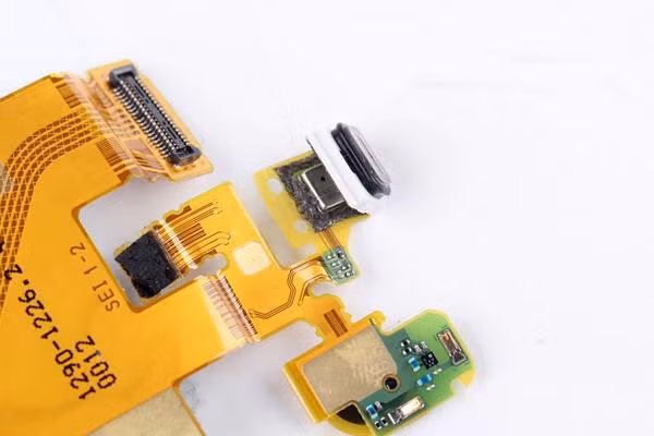 Trong khi phần microphone có nắp đậy.