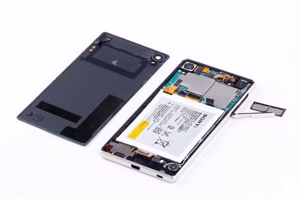 Trước tiên tháo khay sim nano, khe cắm thẻ nhớ micro SD (đây là một rào cản khi tháo rời các bo mạch chủ).