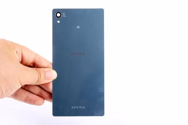 Kế tiếp, phải dùng nhiệt để làm mềm keo ở các cạnh và sau đó sử dụng thiết bị chuyên dụng để gỡ bỏ phần mặt lưng của Z4 với các bảng mạch điều khiển, pin.