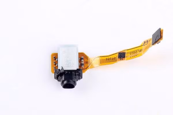 Sony Xperia Z4 nổi bật với tính năng chống nước nên có thế thấy jack cắm tai nghe 3.5 mm đi kèm một bọt thấm nước xung quanh.