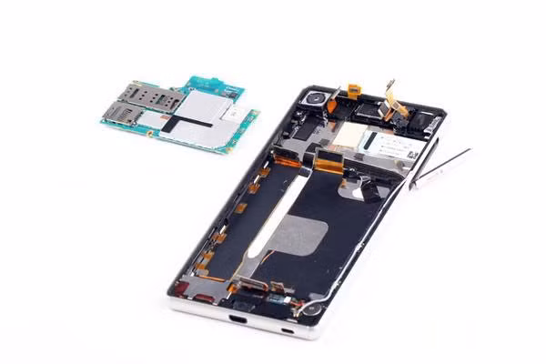 Sau khi tháo một số ốc vít, bo mạch chủ dễ dàng bị tháo rời.