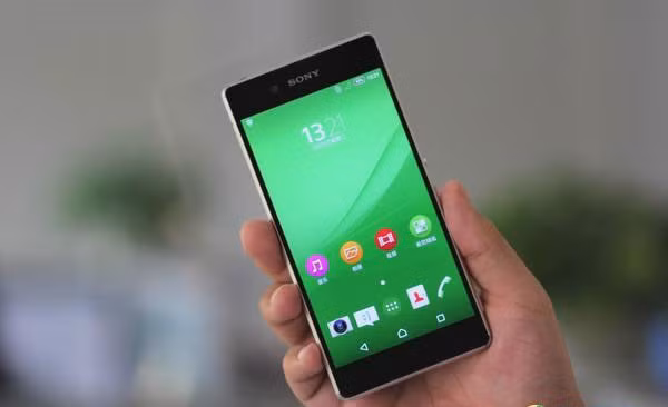  Điện thoại Sony Xperia Z3+ (Z4 tại thị trường Nhật) đã chính thức lên kệ với không quá nhiều thay đổi về kiểu dáng, phong bên ngoài so với Z3 ngoại trừ việc bỏ cổng sạc từ và sử dụng cổng USB. Vậy còn bên trong thì sao?