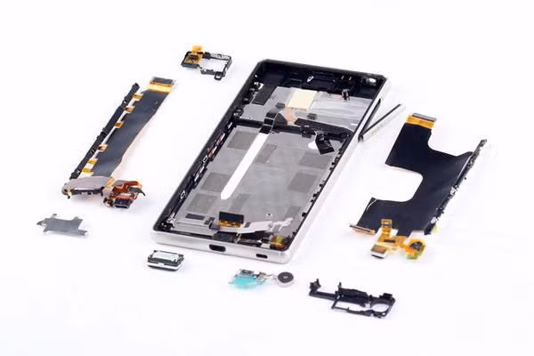 Tiếp tục xuống dưới là các thành phần như chân sạc, cảm biến, động cơ rung và loa ngoài.