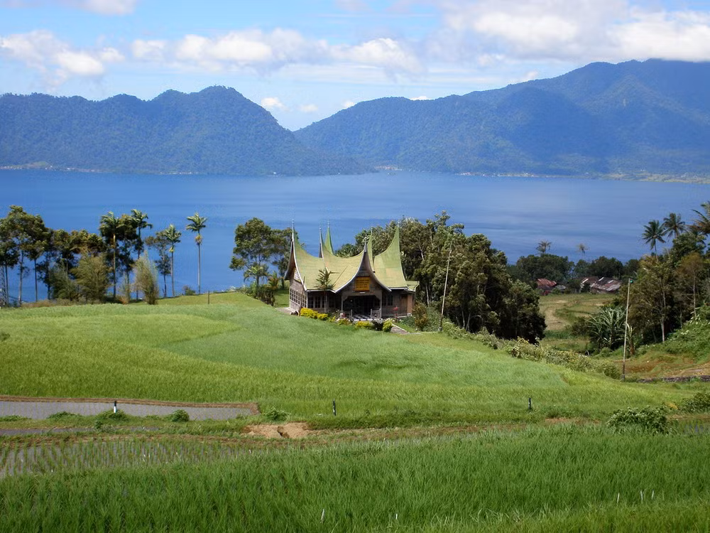 Cư dân Minangkabau sinh sống bằng nghề trồng lúa từ lâu đời, và họ cũng có tục ăn trầu nhuộm răng cùng nhiếu nét văn hóa khác gần gũi với người Việt.