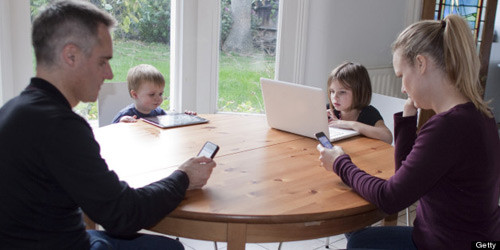 Các gia đình trẻ ngày càng lạm dụng công nghệ.