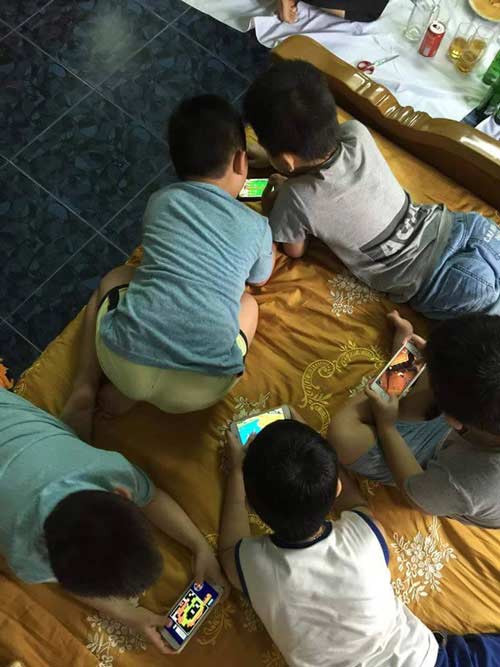 Thế hệ mầm non tương lai của đất nước. Thay vì cùng nhau vui chơi chuyện trò, mỗi em lại cắm mặt vào một chiếc điện thoại. Bức ảnh được đăng trên facebook với lời chú thích là một buổi họp đại gia đình,