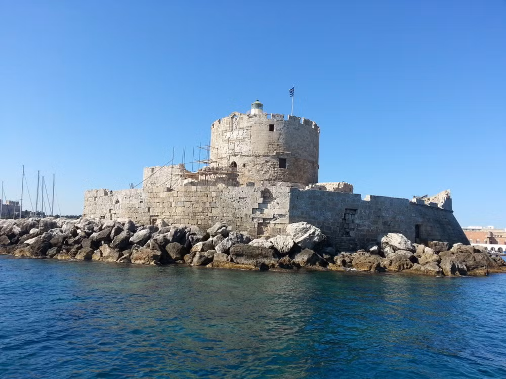 Theo tư liệu ghi lại thì bức tượng khổng lồ này được dựng bên bến cảng, hoàn thành vào năm 280 TCN. Trong trận động đất lớn năm 224 TCN, bức tượng bị phá hủy hoàn toàn, đến nay không còn một chút dấu vết nào được lưu lại.