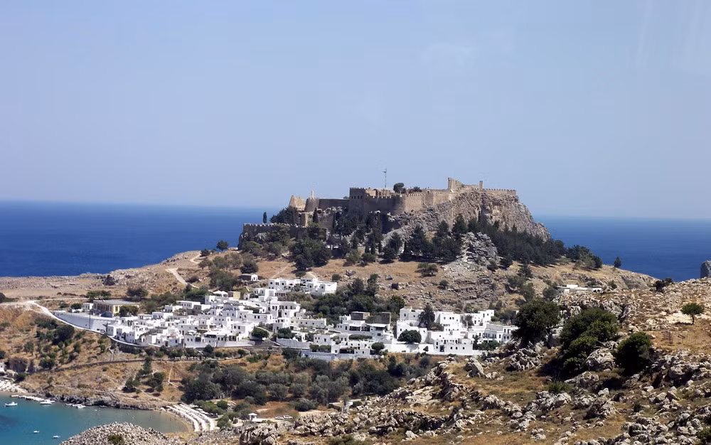 Vào năm 304 TCN, người cai trị hòn đảo là Antigonos đã cho xây dựng bức tượng thần Mặt trời ở Rhodes - được mệnh danh là 1 trong 7 kỳ quan thế giới cổ đại.