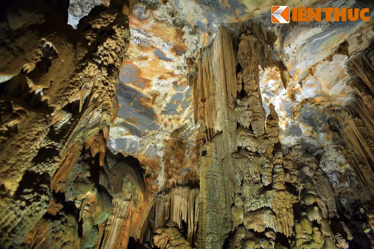 Đông Tiên Sơn được người dân địa phương cho là nơi gắn với một truyền thuyết cảm động về tình yêu giữa người con trai dũng cảm của trần gian với nàng tiên giữ thanh bảo kiếm của nhà Trời.