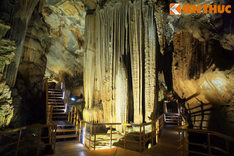 Thiên đình biết chuyện, bèn triệu tiên nữ về Trời để trừng phạt. Từ khi về Trời, tiên nữ héo hắt đi vì nhớ chàng trai, còn chàng trai cũng đêm ngày khắc khoải mong gặp tiên nữ.