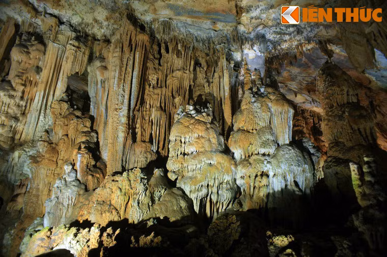 Động Tiên Sơn có nét đặc biệt hơn động Phong Nha là có những phiến đá và cột đá cộng hưởng âm. Khi người ta gõ nhẹ vào thì nó sẽ phát ra những âm thanh trầm lẵng như vọng ra từ chốn sâu thẳm của lòng đất.