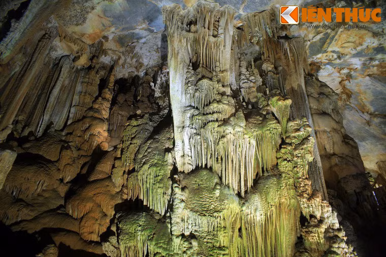 Khi trở lại nơi ở của các tiên nữ để trả kiếm thiêng, thấy tiên nữ nọ ngồi khóc mà không dám bay về Trời vì tội để mất kiếm, chàng trai đã thổ lộ hết sự tình. Nghe xong, nàng tiên cảm phục mà đem lòng yêu chàng, thạch động này từ đó trở thành nơi hò hẹn của hai người.