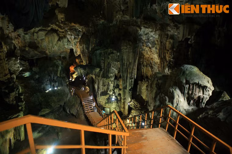 Miệng hang nằm trên lưng chừng núi ở độ cao khoảng 200m, phía trên trần động Phong Nha. Để lên được nơi đây, phải vượt qua hàng trăm bậc đá uốn lượn quanh co theo sườn núi.