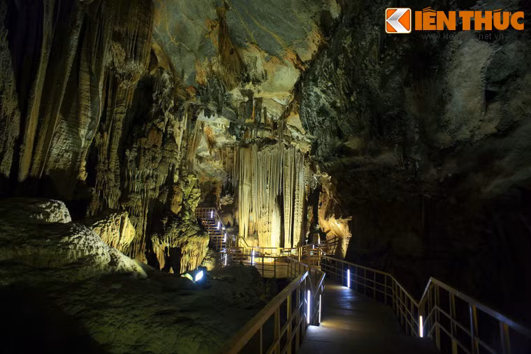 Tình cảm của họ đã làm động lòng Ngọc Hoàng. Ông bèn sai các vị tiên làm cho thạch động vẻ đẹp giống như Thiên đình và cho phép tiên nữ xuống trần kết duyên với chàng trai, mang theo cả bảo kiếm để hai người chăm lo cuộc sống của muôn dân...