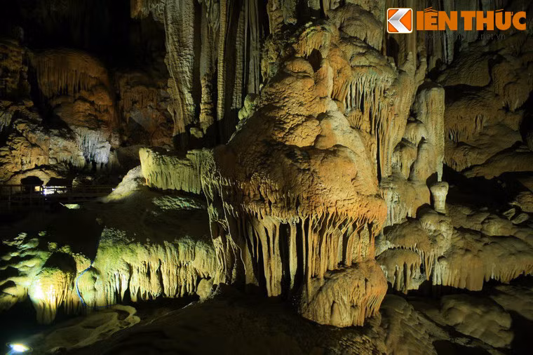 Theo câu chuyện, chàng trai đã một phen liều mình vượt núi cao vực thẳm đi tìm các tiên nữ để mượn bảo kiếm về trừ diệt loài thủy quái đang làm hại dân lành. Thừa lúc các nàng tiên trút bỏ xiêm y trên bờ để xuống suối tắm, chàng lén lấy được bảo kiếm, nhờ đó diệt được yêu quái, trừ hại cho dân.