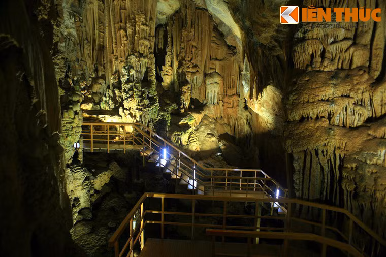 Động Tiên Sơn được xem như lâu đài của thạch nhũ với hàng nghìn khối nhũ muôn sắc, những cột nhũ đá óng ánh màu cẩm thạch trông thật hấp dẫn.