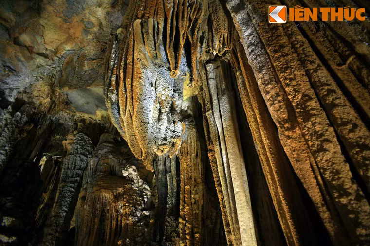 Sau này động Tiên Sơn được gọi là động Khô, để phân biệt với động Phong Nha là động nước.