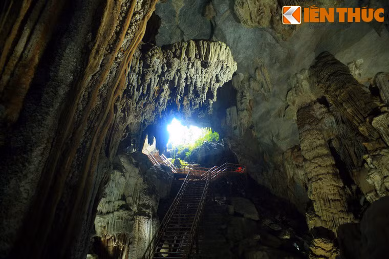 Động Tiên Sơn có tổng chiều dài 980m và không ăn thông với động Phong Nha, nhưng là một chỉnh thể thống nhất về địa chất.