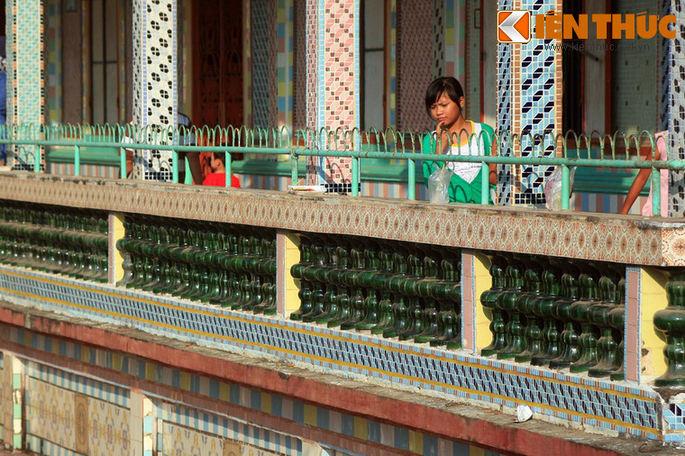 Trong quá trình xây dựng, do không có kinh phí mua gạch men trang trí, các vị sư đã quyên góp chén, đĩa vỡ từ bà con Phật tử trong phum, sóc để ốp lên tường. Những chén, đĩa còn nguyên vẹn được để nguyên, còn chén, đĩa đã vỡ thì đập nhỏ ra tạo thành những hoa văn nổi.