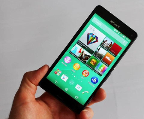  7. Sony Xperia Z3 Compact. Giống như hầu hết các mô hình phát hành năm 2014, Xperia Z3 Compact được trang bị một bộ xử lý Snapdragon 801, RAM 2 GB, cho phép người dùng chơi game với tốc độ nhanh ngay cả đối với những phiên bản mới nhất. Với 16 GB bộ nhớ trong, bạn hãy thận trọng khi tải những trò chơi dung lượng cao. Cuối cùng, thiết bị có màn hình hiển thị HD (độ phân giải 1280 x 720 pixel) 4,6 inch không cho phép bạn tận hưởng tất cả các chi tiết của trò chơi thế hệ mới nhất, nhưng giúp bạn chơi trong vòng một vài giờ.
