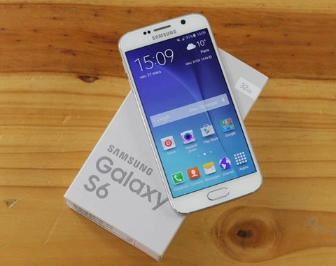  1. Samsung Galaxy S6/S6 Edge. Không ngạc nhiên, 2 siêu phẩm mới nhất của Samsung sẽ cung cấp cho bạn smartphone chơi game tốt nhất nhờ bộ xử lý 8 lõi Exynos 7420 64 bit kết hợp với RAM 3GB, lưu trữ nội bộ 32 GB, 64 GB hoặc 128 GB và màn hình AMOLED 5,1 inch độ phân giải Quad-HD. Điểm yếu duy nhất của nó là pin 2550 mAh cho S6, và 2600 mAh cho S6 Edge. Màn hình Quad HD của 2 smartphone cung cấp cho bạn một chất lượng hiển thị không thể phủ nhận, và bộ vi xử lý thế hệ mới nhất là điểm lợi thế của chúng lúc này.