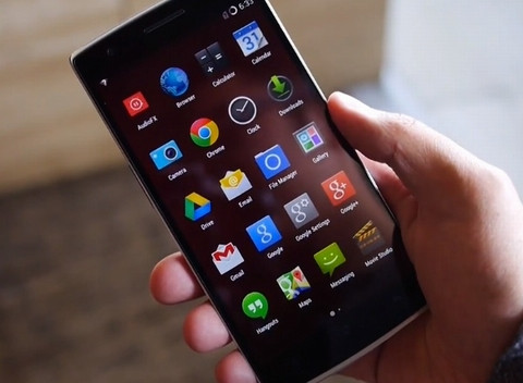  10. onePlus one (phiên bản 16 GB). OnePlus one là một trong những điều bất ngờ thú vị của thế giới công nghệ năm 2014, do đó, sẽ không ngạc nhiên khi smartphone này được xếp trong danh sách các điện thoại thông minh tốt nhất để trải nghiệm game. Thiết bị được trang bị một bộ vi xử lí Snapdragon 801 kết hợp với RAM 3GB đảm bảo hiệu suất tối ưu nhưng với chi phí không quá đắt. Màn hình 5,5 inch Full HD 1080p đảm bảo đồ họa tối ưu, và pin 3100 mAh giúp thời lượng hoạt động của thiết bị lâu nhất so với smartphone khác trên thị trường.